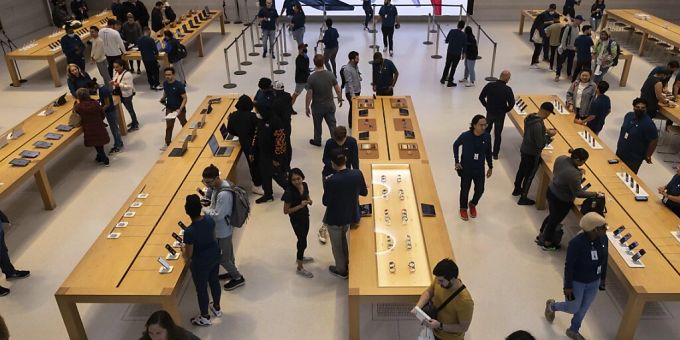 Schweizer kaufen häufig ein neues Handy: ein Apple-Store (Symbolbild). Schweizer kaufen häufig ein neues Handy: ein Apple-Store (Symbolbild).