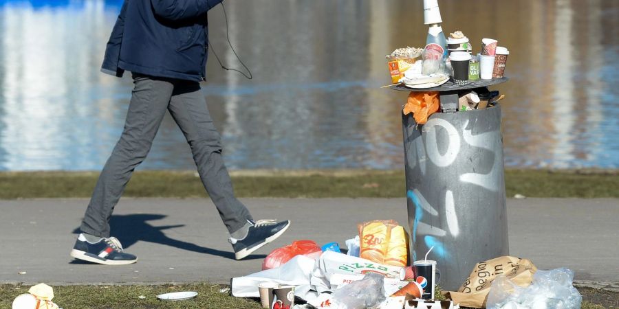 Kein seltenes Bild: Neben einem Mülleimer liegt Partymüll.