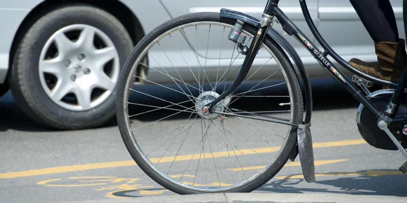 Basel: Sportwagen rollt über den Fuss einer Velofahrerin
