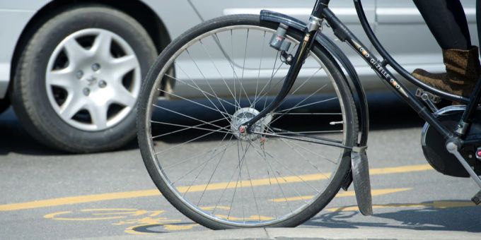 Eine Velofahrerin fährt am Limmatquai in Zürich (Symbolbild). Velo Zürich