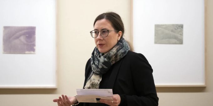 Kuratorin Anne Wesle präsentierte am Freitag «Farbproben», die letzte Ausstellung, die sie mit dem kürzlich verstorbenen Künstler Franz Gertsch zusammengestellt hat. Kuratorin Anne Wesle präsentierte am Freitag «Farbproben», die letzte Ausstellung, die sie mit dem kürzlich verstorbenen Künstler Franz Gertsch zusammengestellt hat.