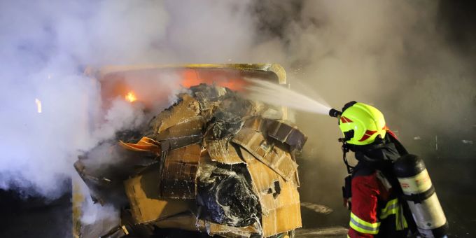 Risch Rotkreuz: Flammen und Rauch in der Nacht Risch Rotkreuz: Flammen und Rauch in der Nacht