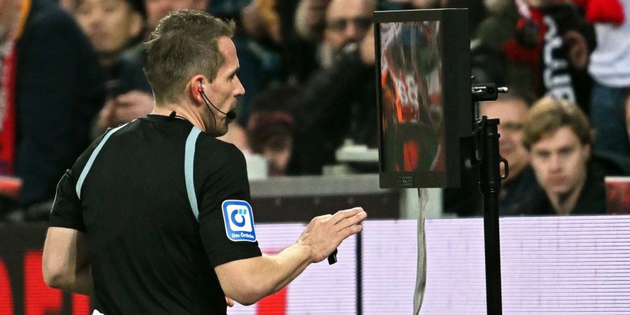 Videobeweis: Schiedsrichter Tobias Stieler in Leverkusen.