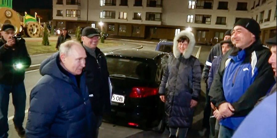 Auf diesem von einem russischen Fernsehsender veröffentlichten Screenshot spricht Wladimir Putin in Mariupol mit Anwohnern.