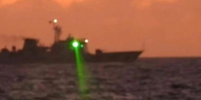 Aufnahme von einem chinesischen Boot, das einen Laserstrahl einsetzt Aufnahme von einem chinesischen Boot, das einen Laserstrahl einsetzt