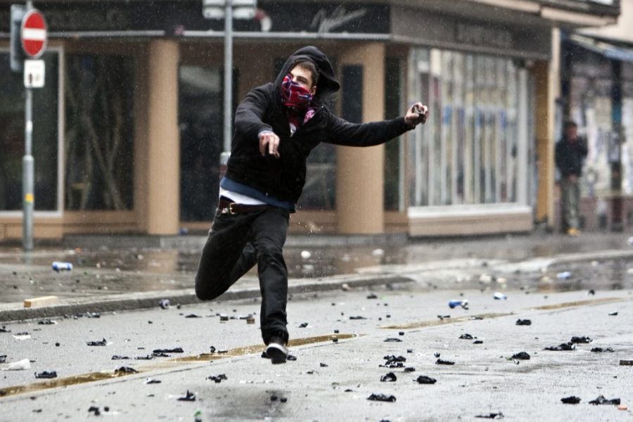 «Es kommen oft gefährliche Gegenstände zum Einsatz, wie zum Beispiel Messer oder Steine.» Abgebildet: Ein Mann wirft Steine bei einer 1.-Mai-Demo in Zürich.