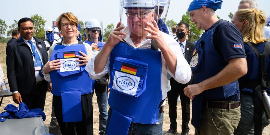 Bundespräsident Frank-Walter Steinmeier und seine Frau Elke Büdenbender (l.) in Kambodscha.