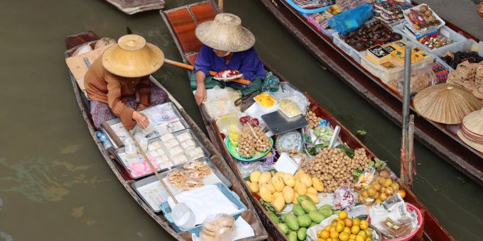 Beschaffung eines Snacks in Bangkok? Da haben Reisende unzählige Gelegenheiten zu Land oder auf dem Wasser – etwa auf dem Floating Market Damnoen Saduak, der eine gute Stunde außerhalb von Bangkok liegt. Bangkok Floating Market Snack