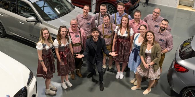 Das Team der Auto Marti AG in Thun mit dem Sänger Luca Hänni. Auto Marti Thun Luca Hänni