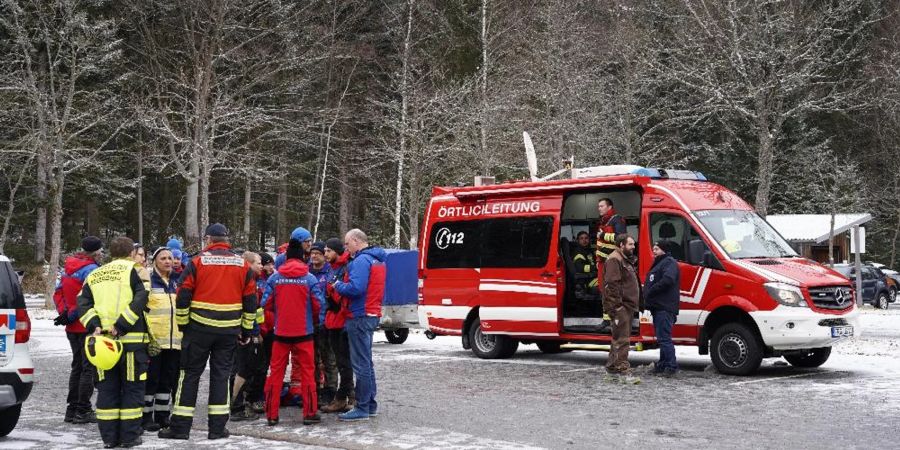 Einsatzkräfte der Feuerwehr in der Nähe der Stelle, an der das Kleinflugzeug im Bayerischen Wald abgestürzt ist.