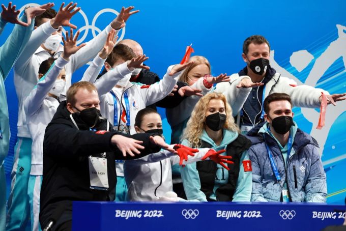 Das russische Team, rund um Walijewa, gewann an den Olympischen Winterspielen 2022 in Peking Gold im Eiskunstlauf. olympia
