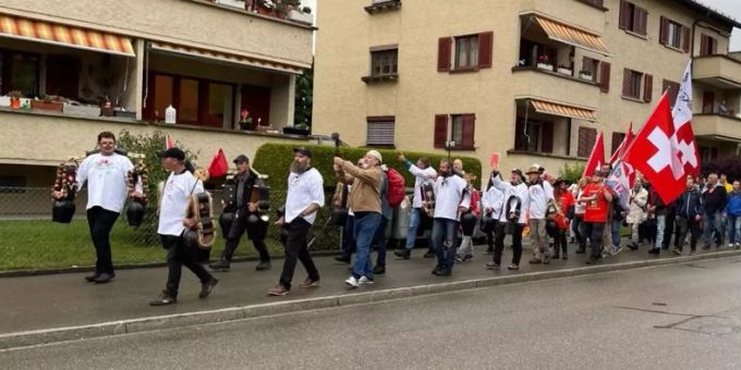 In der Stadt Uster ZH kam es zu einem Umzug der Trychler. (Symbolbild) pädo trychler