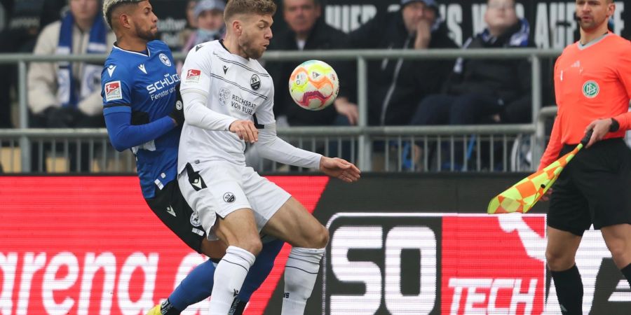Alexander Esswein (r) erzielte Sandhausens zweiten Treffer in Bielefeld.