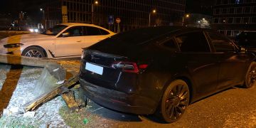 Ein unbekannte Lenker beschädigt zwei Autos auf einem Parkplatz in Zug
