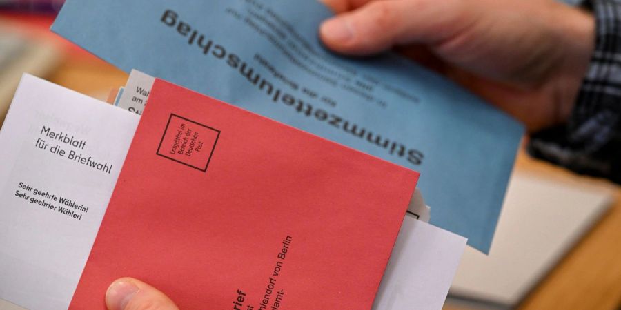 In Berlin sind die Wahlvorbereitungen in vollem Gange, viele Briefwähler haben schon abgestimmt.