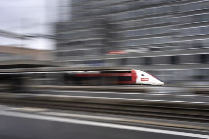 Ein «TGV Lyria»-Zug, fotografiert im Bahnhof Zürich Altstetten im Dezember 2021. Die TGVs erreichen theoretisch 300 km/h, in der Schweiz aber maximal 160 km/h. TGV Lyria Hochgeschwindigkeitszug