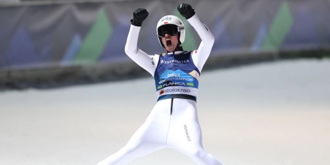Piotr Zyla feiert seinen WM-Titel im Skispringen auf der Normalschanze. Skispringen WM Piotr Zyla