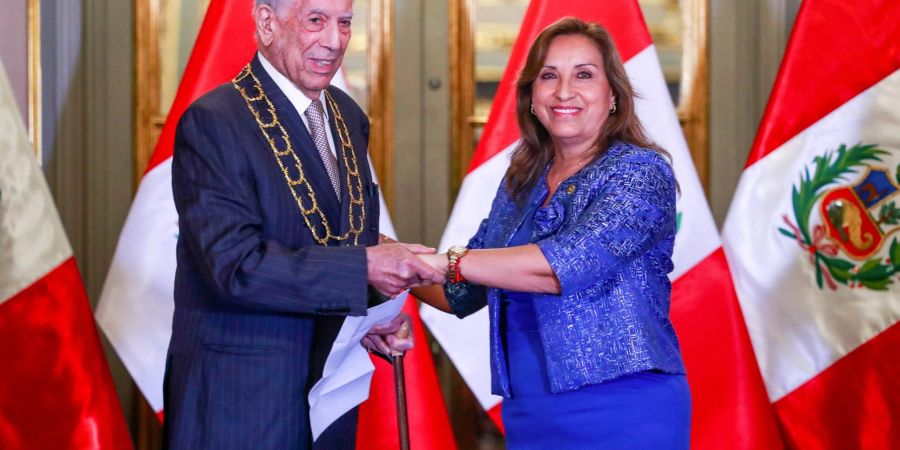 Der peruanische Literaturnobelpreisträger Mario Vargas Llosa erhält den «Orden der Sonne von Peru» durch Dina Boluarte (r), Übergangspräsidentin von Peru.