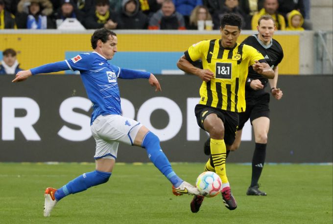 Jude Bellingham (r.) zieht beim BVB im Mittelfeld die Fäden. bvb