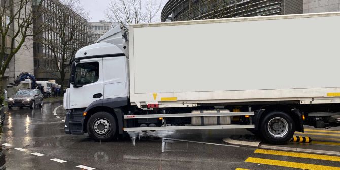 Lastwagen blockiert Strasse