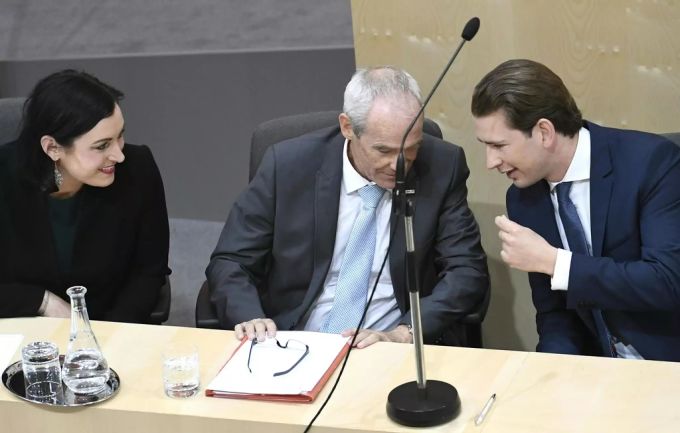 Tourismusministerin Elisabeth Köstinger (l.) hält herzlich wenig vom Skiverbots-Vorstoss aus Italien. «Ski-Vergnügen ja, aber ohne Après-Ski», stellte Bundeskanzler Sebastian Kurz (r.) schon im September klar. Skifahren Coronavirus