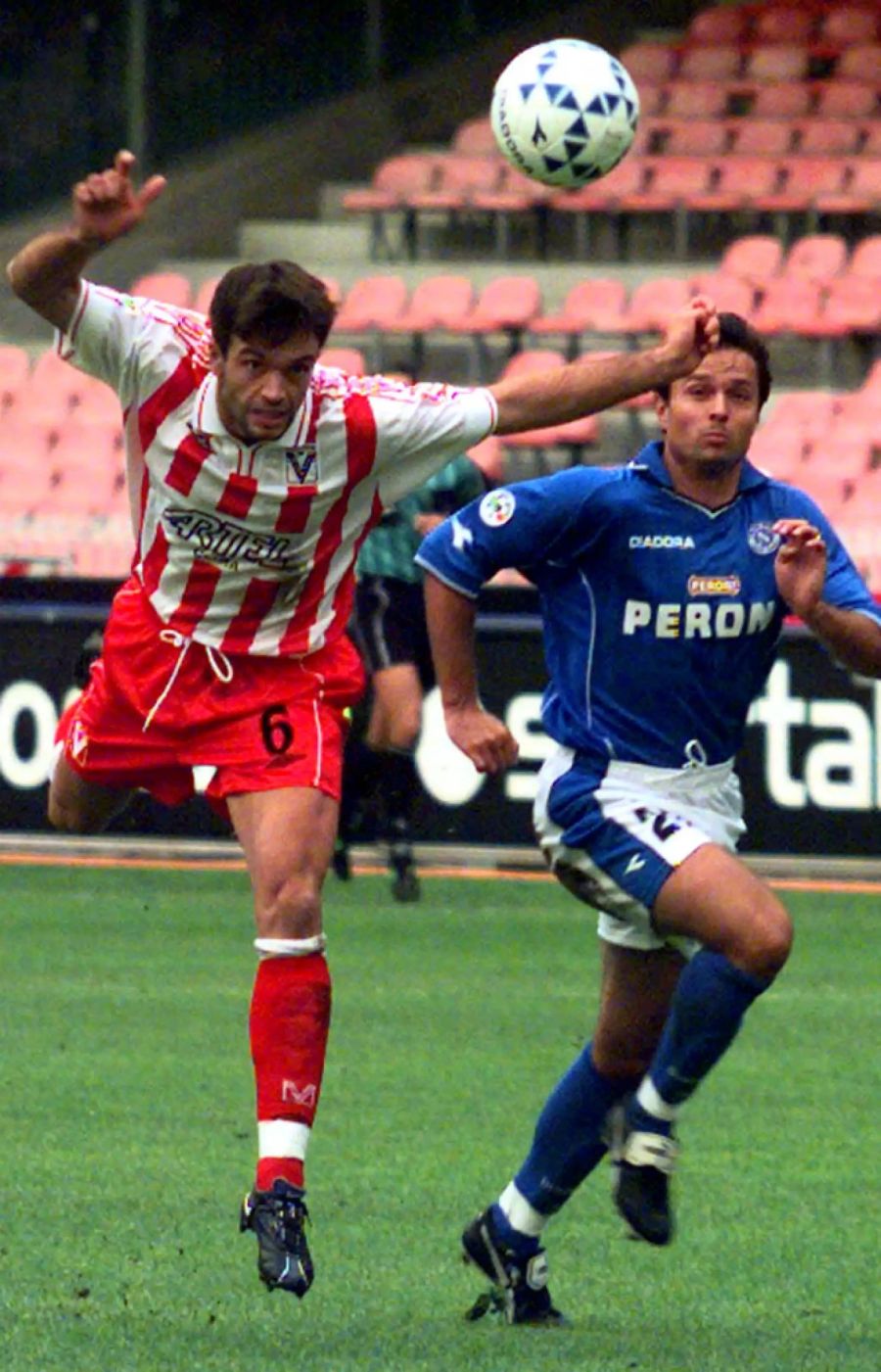 Dort spielt Sesa (rechts) auch beim Maradona-Club Napoli.