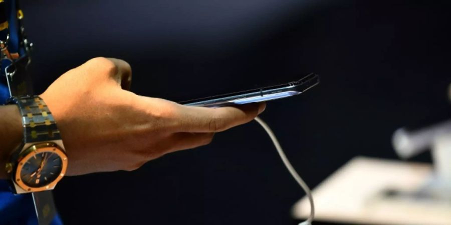 Verbraucher mit Smartphone