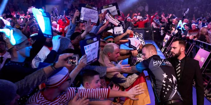 Szenen wie diese gibt es in diesem Jahr nicht: Die Darts-WM findet ohne Fans statt. Darts-WM
