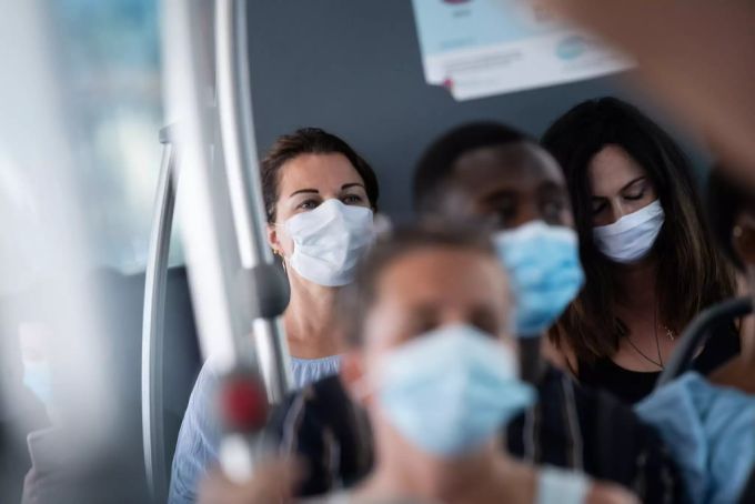 Menschen mit Schutzmasken in einem Bus in Lugano. Schutzmasken