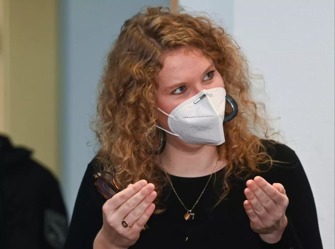 Christina Feist, die am 09. Oktober 2019 zu Jom Kippur in der Synagoge in Halle (Saale) war, unterhält sich vor Beginn des 24. Prozesstages im Saal des Landgerichts. Terroranschlag von Halle