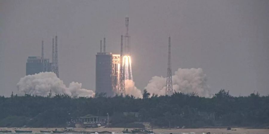 Die chinesische Weltraumrakete vom Typ «Langer Marsch 8» startet vom Raumfahrtzentrum Wenchang. Foto: Pu Xiaoxu/XinHua/dpa
