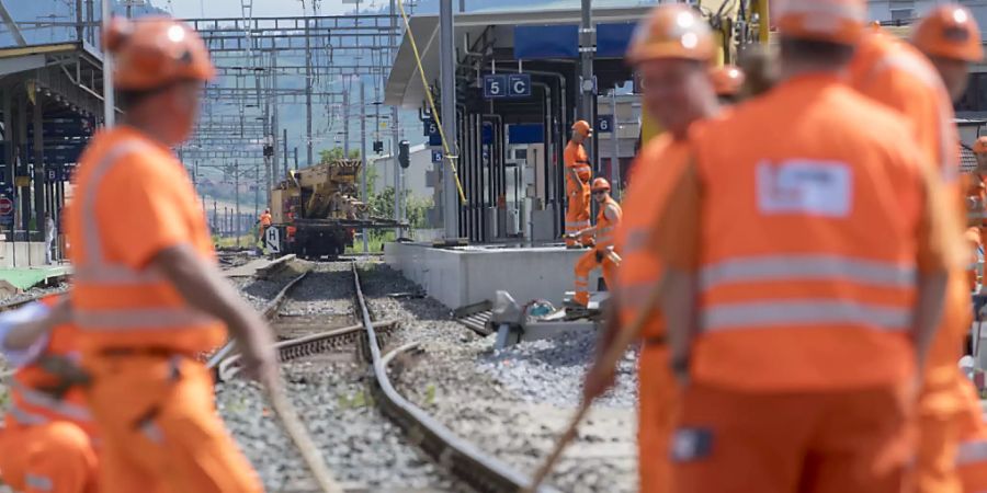 Mitarbeiter der SBB müssen den Gürtel wegen der Corona-Pandemie etwas enger schnallen. (Archivbild)