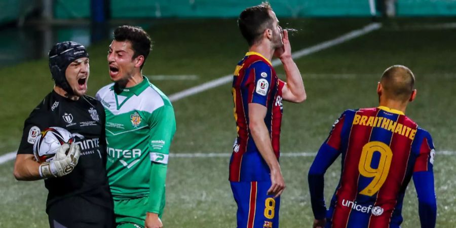 Cornellà-Goalie Juan jubelt nach seinem gehaltenen Penalty gegen Miralem Pjanic vom FC Barcelona.