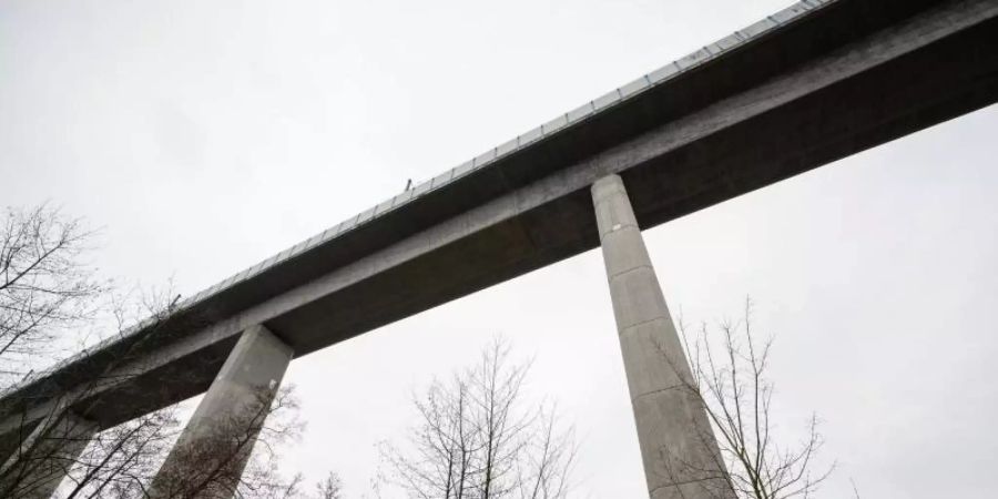 Die Teisstal-Brücke mit der ICE-Strecke (vorne). Nach Angaben der Polizei wurden im März 2020 an der Trasse Schienenschrauben auf einer Länge von 80 Metern entfernt. Foto: Andreas Arnold/dpa