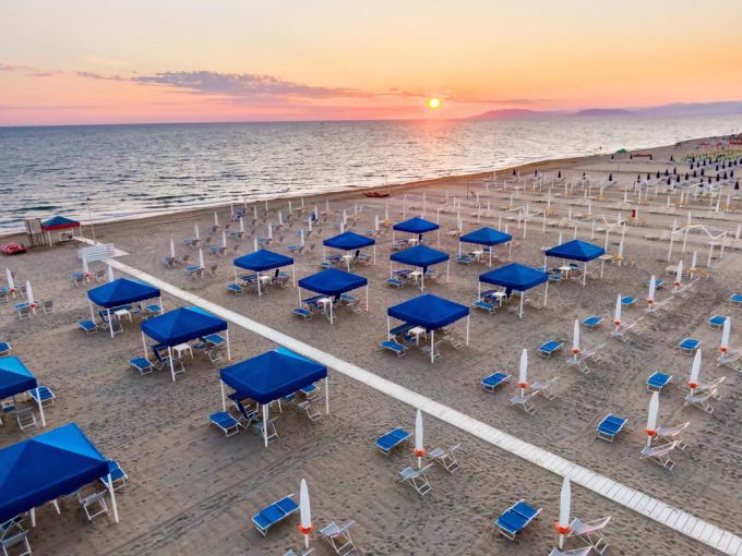 Eine Drohnenaufnahme eines leeren Strandes in Viareggio (I) Ende Mai 2020. Aufgrund des Coronavirus wurden damals alle Strände im Land geschlossen. Strand Italien Coronavirus