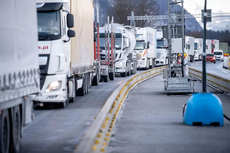Ein Rückstau aus Lastkraftwagen hat sich an einer Kontrollstelle an der Autobahn A93 bei Kiefersfelden in Richtung Deutschland gebildet. Foto: Matthias Balk