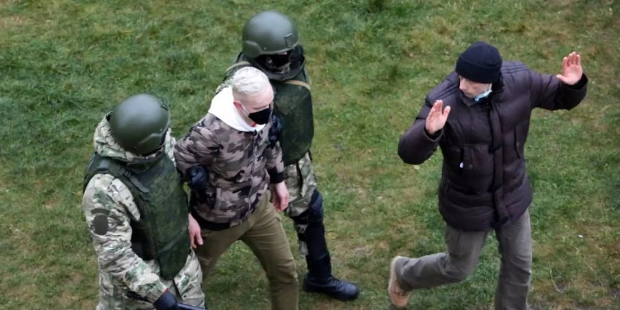 Sicherheitskräfte führen Demonstranten in Minsk ab