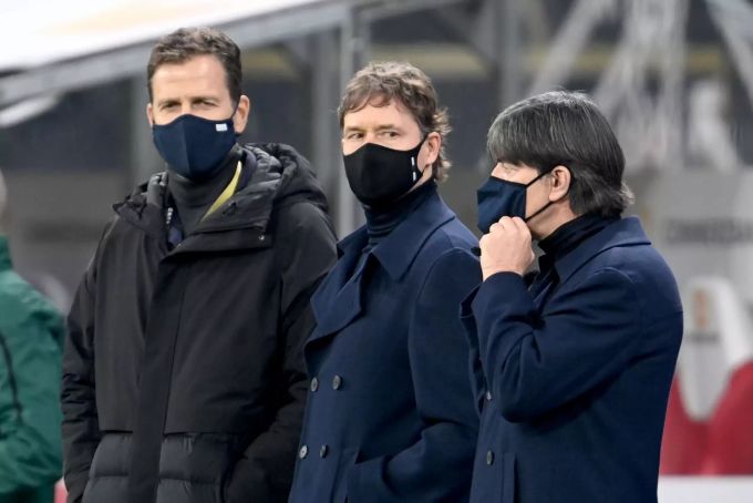 Oliver Bierhoff (links) stärkt Jogi Löw (rechts) nach der 0:6-Pleite den Rücken. Jogi Löw