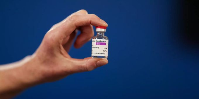 Eine Ampulle des Corona-Impfstoffs der Universität Oxford und des Pharmakonzerns Astrazeneca. Astrazeneca