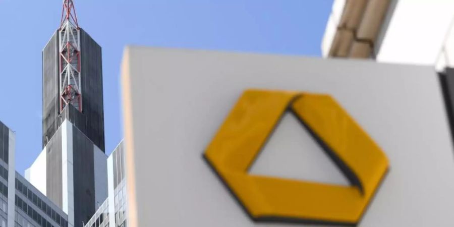 Das Schild einer Commerzbank-Filiale unweit der Konzernzentrale im Frankfurter Bankenviertel. Foto: Arne Dedert/dpa