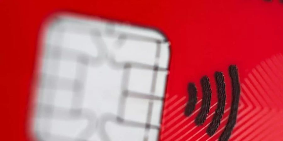 Eine EC-Karte mit einem Funkchip für kontaktloses Bezahlen. Foto: picture alliance / Rolf Vennenbernd/dpa