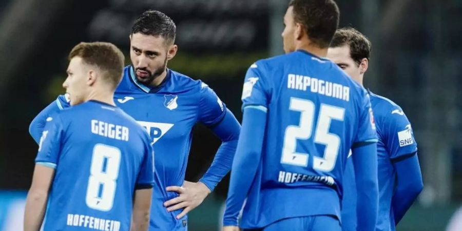 In Hoffenheim wurden unter anderem Ishak Belfodil (2.v.l) und Sebastian Rudy (r/verdeckt) positiv auf das Coronavirus getestet. Foto: Uwe Anspach/dpa