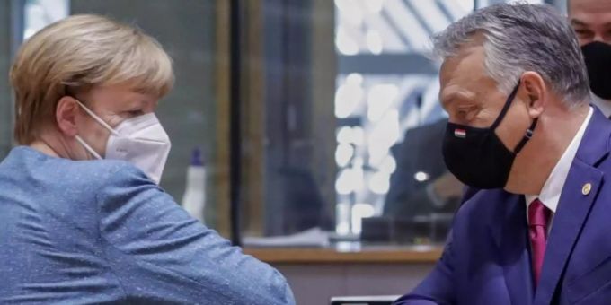 Bundeskanzlerin Merkel und Viktor Orban, Premierminister von Ungarn, begrüssen sich Anfang Oktober beim EU-Gipfel in Brüssel. Merkel Orban