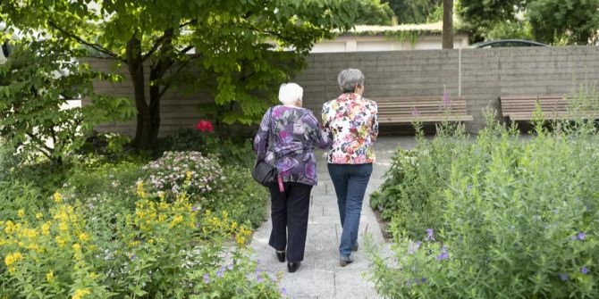 alte frau seniorin rentnerin