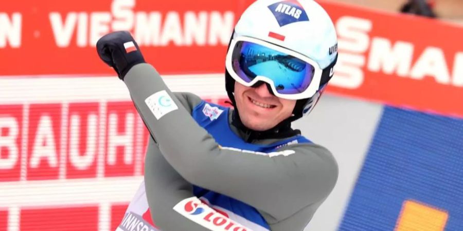 Steht vor seinem dritten Gesamtsieg bei der Vierschanzentournee: Kamil Stoch. Foto: Daniel Karmann/dpa