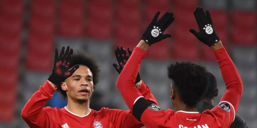 Leroy Sané (l) feiert mit Kingsley Coman ein Tor für Bayern München. Foto: Sven Hoppe/dpa