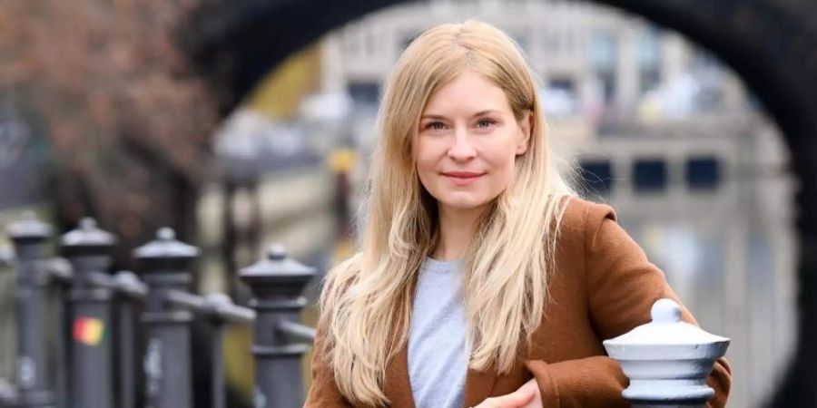 Die Schauspielerin Birte Hanusrichter spielt als Marla die Hauptrolle im Film der ZDF-Serie «Katie Fforde: Du lebst nur einmal». Foto: Jens Kalaene/dpa-Zentralbild/dpa