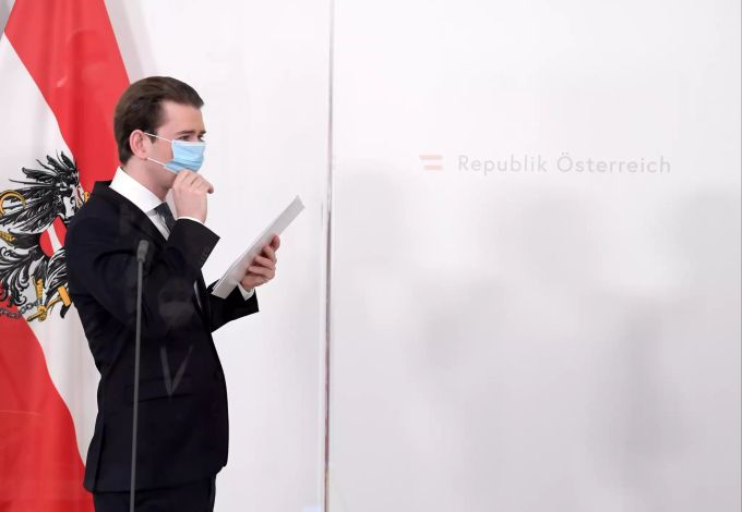 Wien: Sebastian Kurz (l, ÖVP), Bundeskanzler von Österreich, richtet seinen Mund-Nasen-Schutz während einer Pressekonferenz über den Start der landesweiten Corona-Impfungen. Coronavirus - Österreich