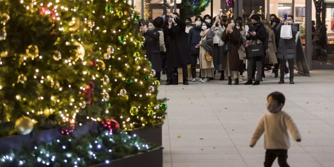 Menschen in Tokio fotografieren am 25. Dezember einen Weihnachtsbaum. Virus Outbreak Japan Christmas