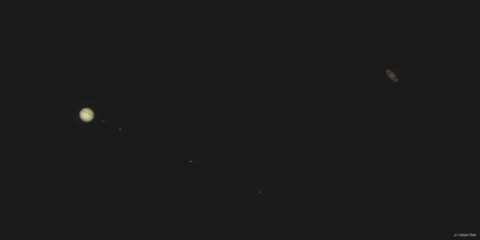 In diesem Bild sind die zwei Planeten Jupiter und Saturn gut zu sehen. Saturn grosse Konjunktion